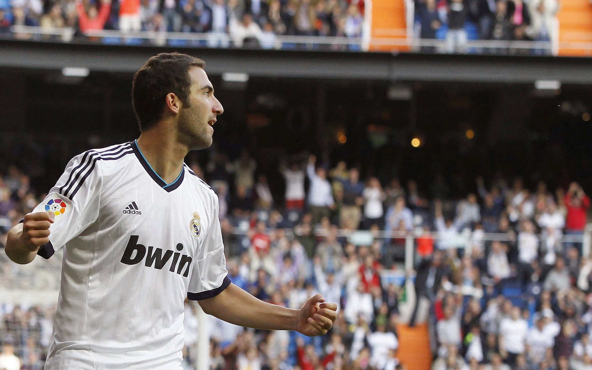 孔帕尼击败世俱杯冠军,32岁神锋梅开二度,连胜达到6场,孔帕尼巅峰